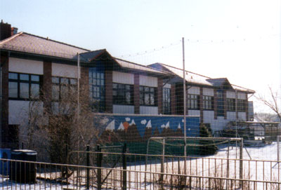 Die Grundschule - Ansicht von hinten mit Fußballtor und Kletterwand