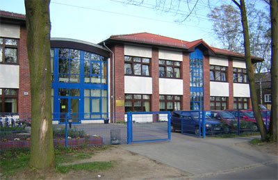 Die Grundschule - Eingangsbereich und rechter Flügel